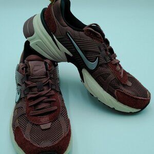 Nike V2K Run Red Dark Pony Shoes W Size 8.5